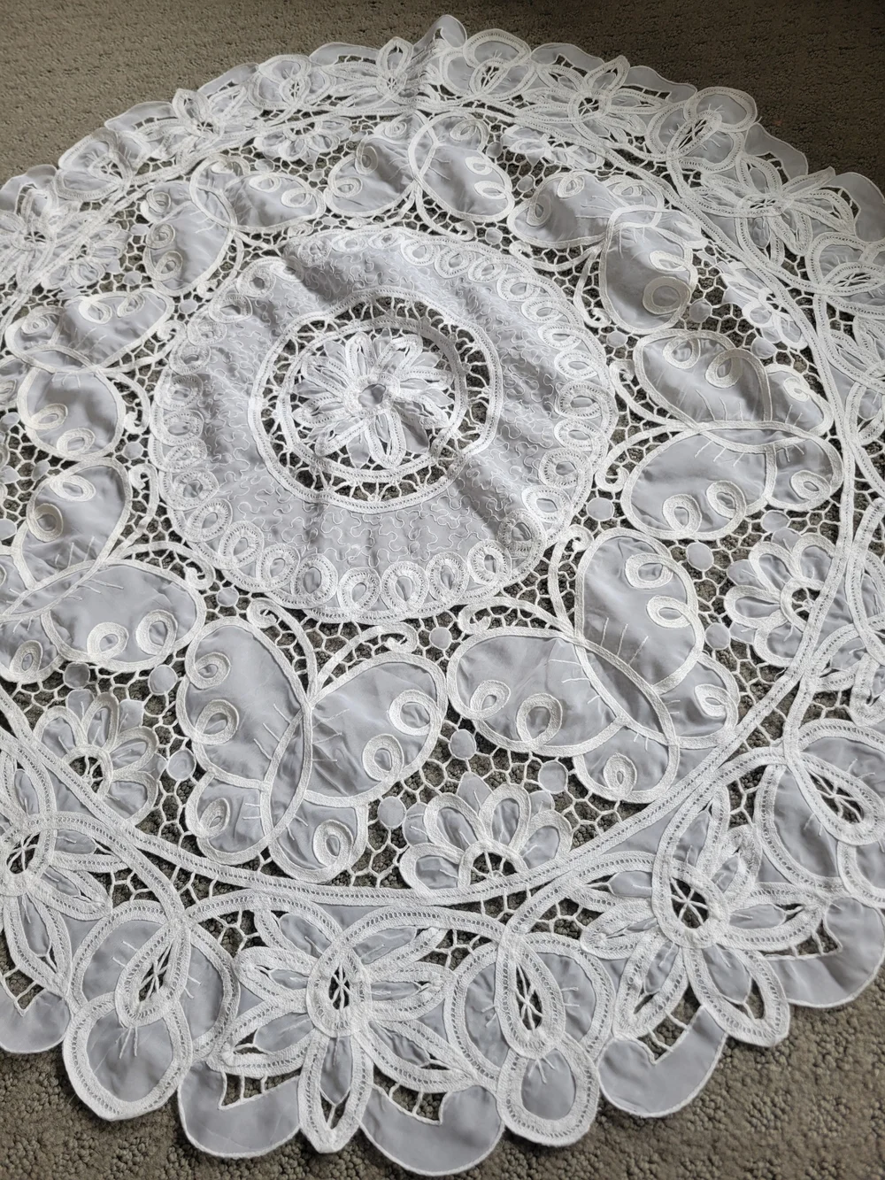 White Lace Round Tablecloth - Elegant Crochet Design - Picture 2 of 3